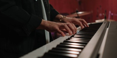 Kā izvēlēties savas digitālās klavieres Kā izvēlēties savas digitālās klavieres